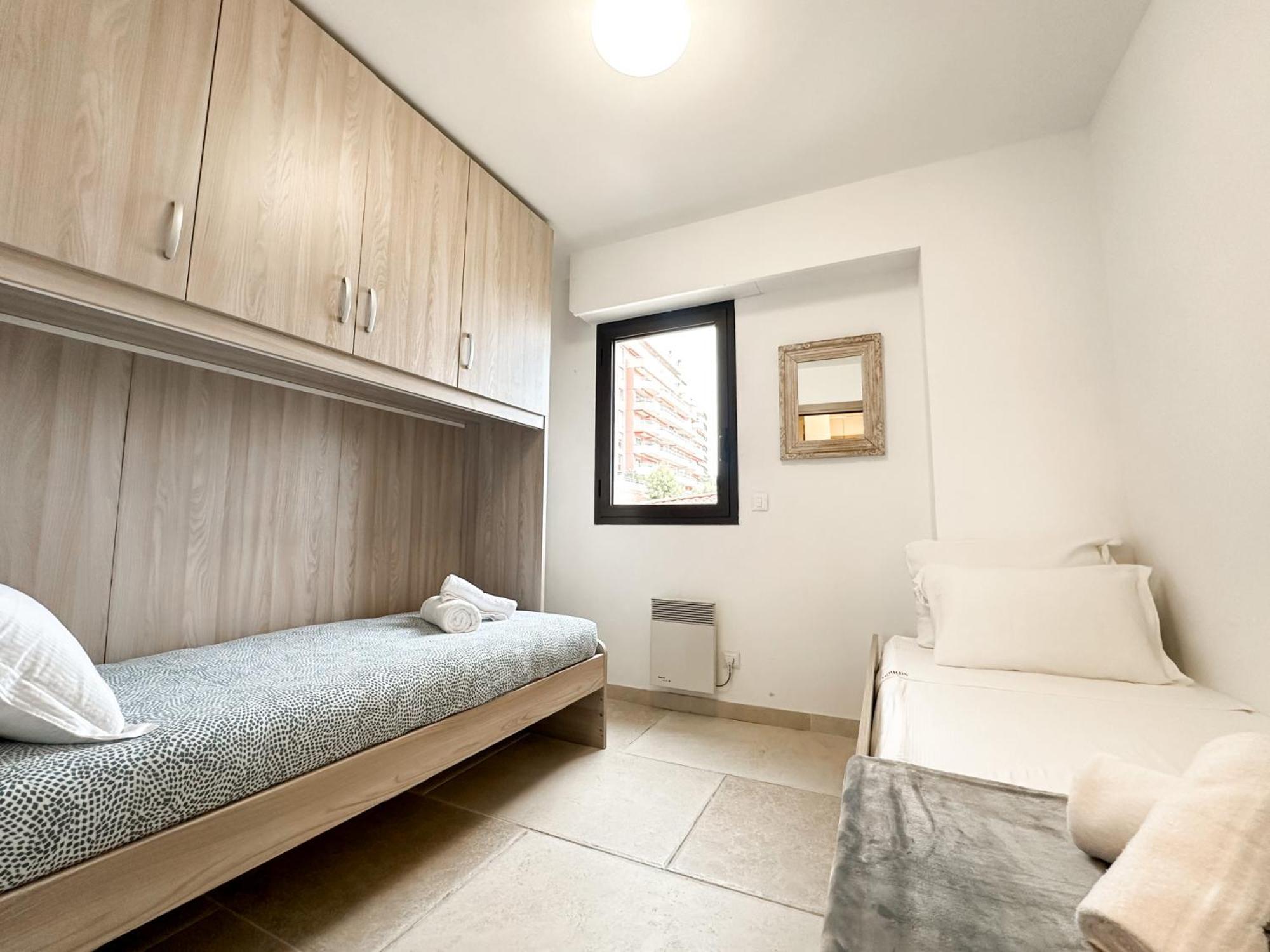 Luxurious 3 Rooms, Pool, Bnbrickeys Beausoleil Exteriör bild