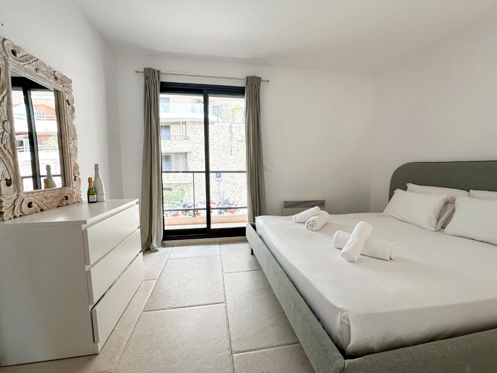 Luxurious 3 Rooms, Pool, Bnbrickeys Beausoleil Exteriör bild