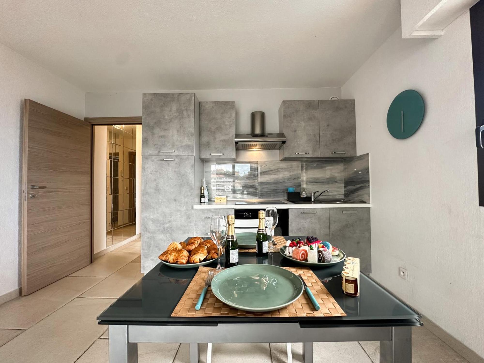Luxurious 3 Rooms, Pool, Bnbrickeys Beausoleil Exteriör bild